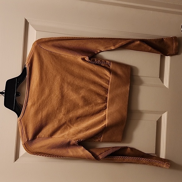 Top - Picture 2 of 3